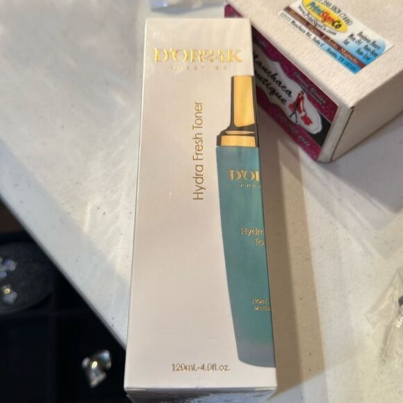 Elegant Gold and White Accessories for Any Occasion - Picture 7 of 7